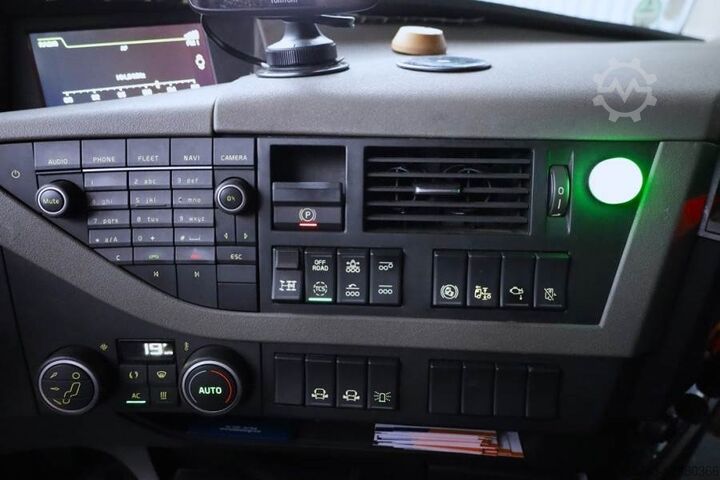 Macara pentru toate tipurile de terenuri Volvo FH12 With Cormach 135t/m Crane Volvo FH12 10x4 Wit