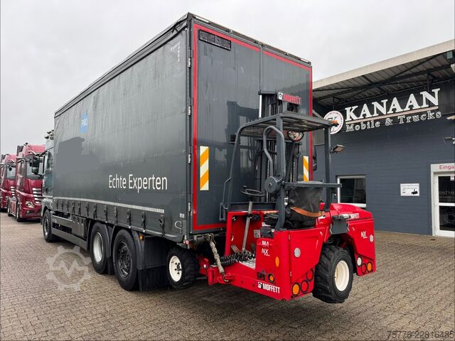 Valníkový nákladní automobil s plachtou MAN 26.470 XXL TGX  Mitnahmestapler Moffett M4 NX