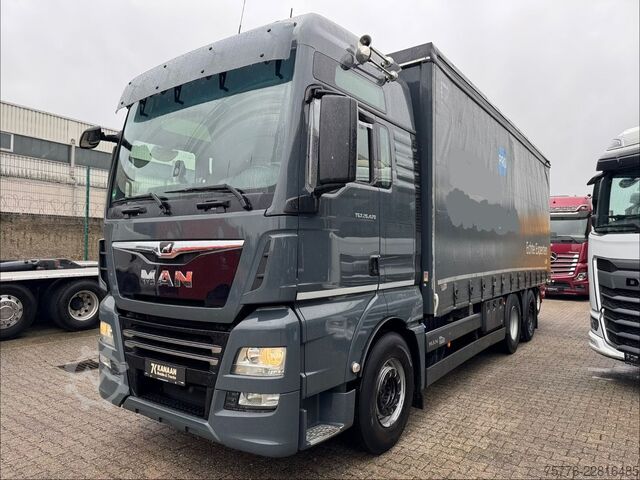 Camión plataforma con toldo MAN 26.470 XXL TGX  Mitnahmestapler Moffett M4 NX