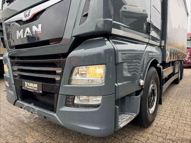 Camión plataforma con toldo MAN 26.470 XXL TGX  Mitnahmestapler Moffett M4 NX