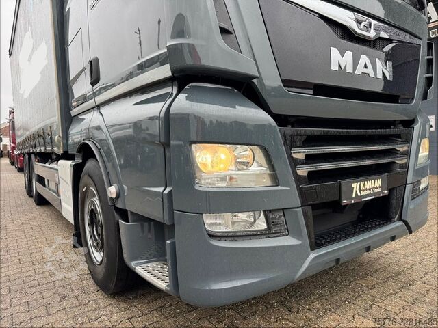 Camión plataforma con toldo MAN 26.470 XXL TGX  Mitnahmestapler Moffett M4 NX