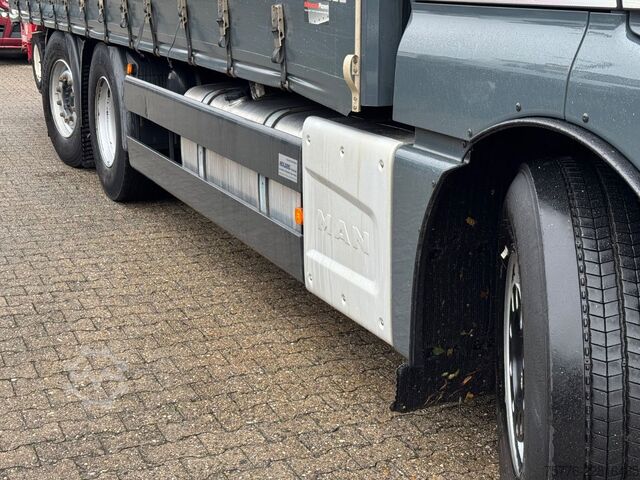 Camión plataforma con toldo MAN 26.470 XXL TGX  Mitnahmestapler Moffett M4 NX