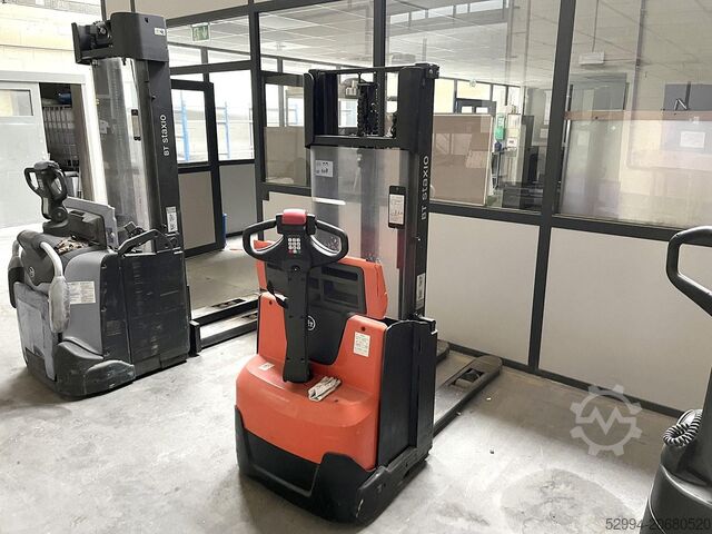 Vehicles (lift trucks - loading - cleaning etc) Toyota 1000 kg