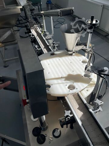 Rotary stroj s postřikovací jednotkou Rotary table with spraying system