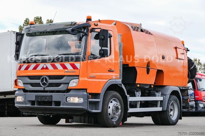 Gatusopmaskin MERCEDES-BENZ Atego 1324 Straßenkehrmaschine Bucher