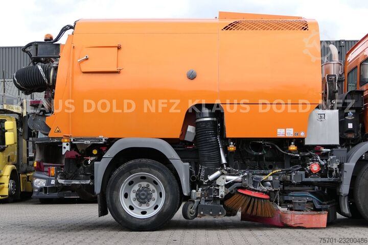 Gatusopmaskin MERCEDES-BENZ Atego 1324 Straßenkehrmaschine Bucher