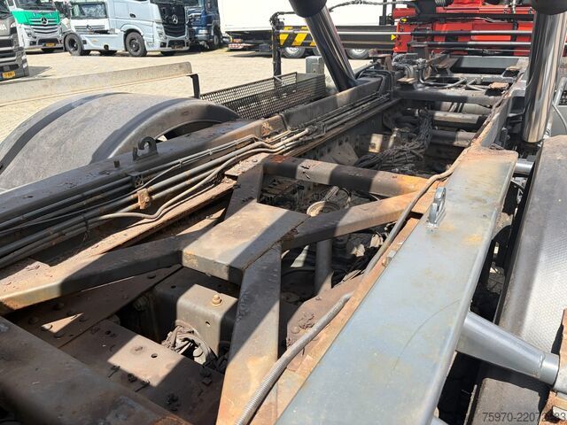 Vrachtwagen met kraan DAF CF 75.250 PALFINGER CRANE + HOOKLIFT  143.037km