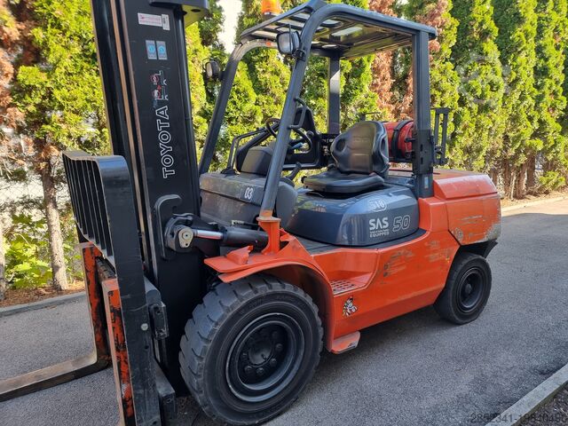 4-wiel heftruck Toyota !sehr wenig Stunden! 02-7FGA50