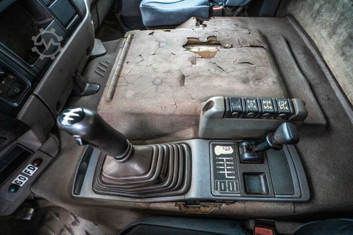 Zuigvoertuig RENAULT KERAX 385 // CITERNE ASPIRATRICE