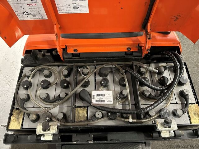 Niskopoziomowy wózek kompletacyjny Toyota OSE 250 - 2477 Stunden !!!!