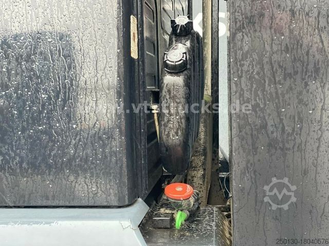 Veegmachine MAN Kehrmaschine Bucher Schörling Blatt Federung