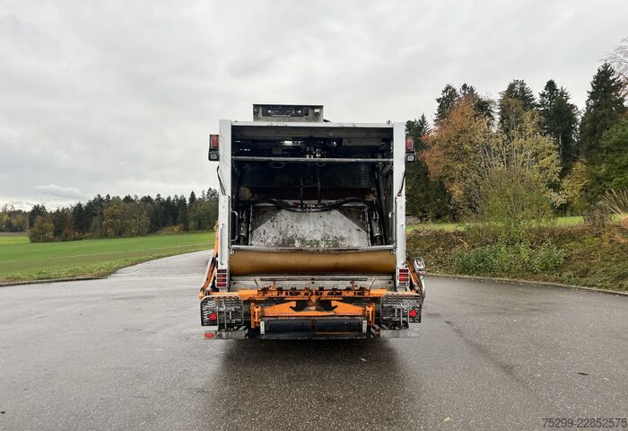  Volvo Trucks *RHD* FM-370 6x2R Kehrichtwagen