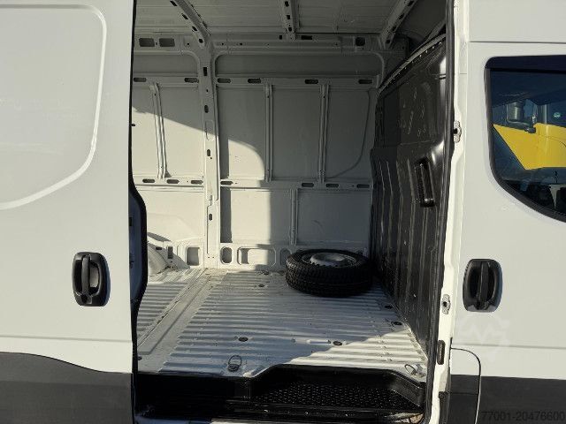 Dobozos furgon IVECO 35S14V Klima