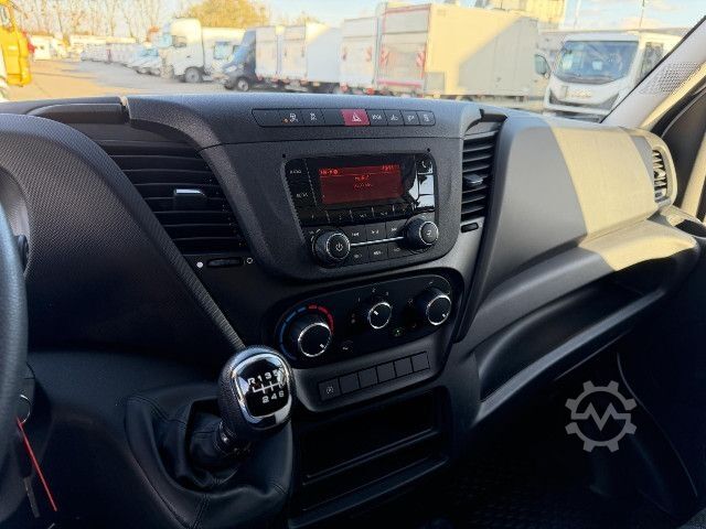 Dobozos furgon IVECO 35S14V Klima