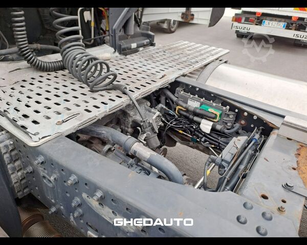 Standardowy ciągnik siodłowy IVECO TRATTORE STRADALE S-WAY 460 LNG METANO