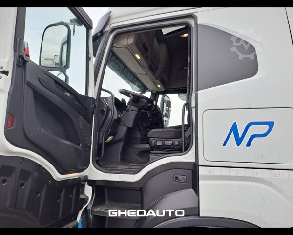 Standardowy ciągnik siodłowy IVECO TRATTORE STRADALE S-WAY 460 LNG METANO