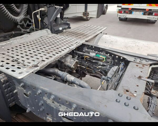 Standardowy ciągnik siodłowy IVECO TRATTORE STRADALE S - WAY 460 LNG METANO