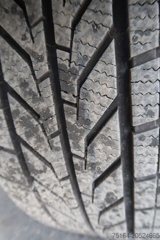 Transporter sa koferom Ford Transit