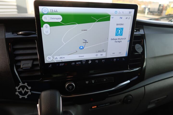 Transporter sa koferom Ford Transit