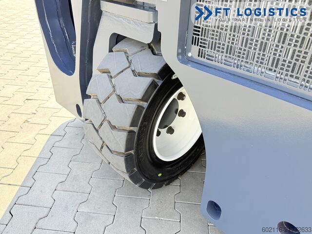 Wózek widłowy czterokierunkowy Combilift CB4500 GAS TRIPLEX 6400 FORK POSITIONER