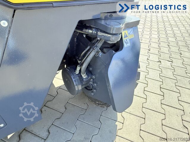 Wózek widłowy czterokierunkowy Combilift CB4500 GAS TRIPLEX 6400 FORK POSITIONER