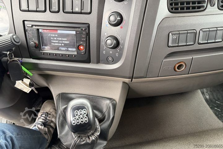 Plattewagen met zeil DAF LF 220 108 4x2 Blache