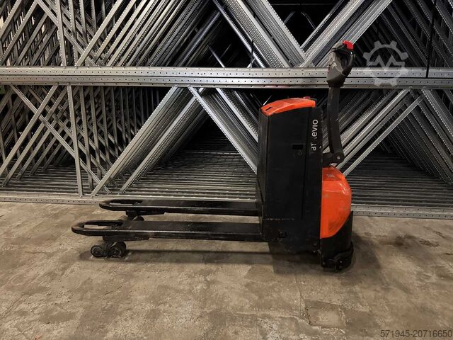 Electric pallet truck BT LWE160