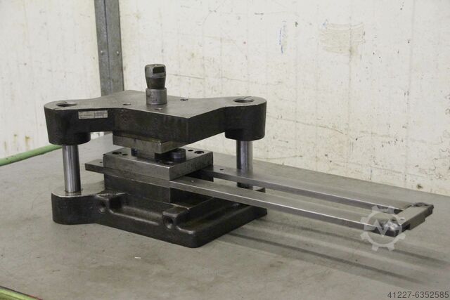 2-zuilen stansgereedschap VEB Auer Werkzeugbau A 125 x 250