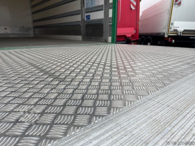 Camión caja MERCEDES-BENZ ATEGO 1223 L / LBW 2,0 t / KAMERA / TÜRE / 6,1 m