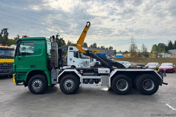 Camion scarrabile MERCEDES-BENZ Actros 3246 8x4 Moser