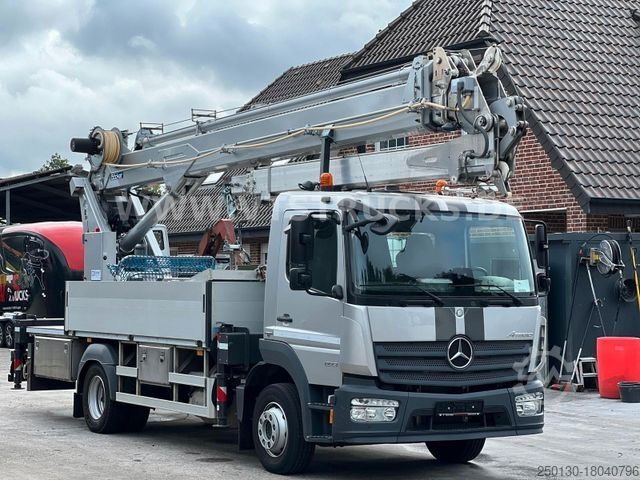 Lastbilmonteret kran MERCEDES-BENZ Atego 1223 4x2 Böcker-Dachdeckerkran