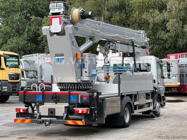 Lastbilmonteret kran MERCEDES-BENZ Atego 1223 4x2 Böcker-Dachdeckerkran