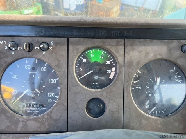 Camion équipé d'une grue MERCEDES-BENZ 814 Dachdeckerkran Klaas 28-7 28Meter Fernbedien