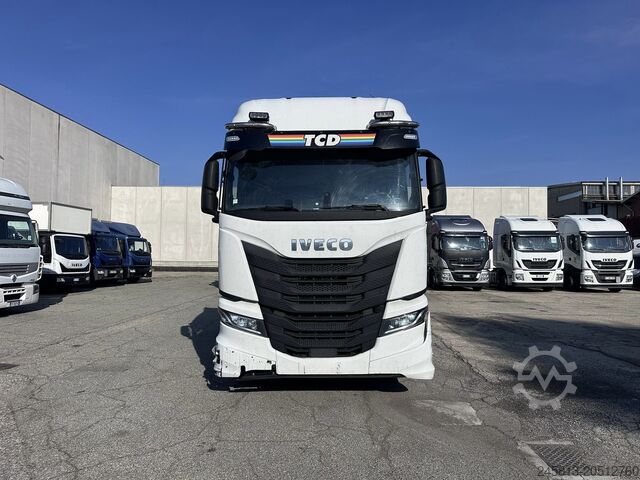 Tractora de carretera estándar Iveco SWAY 530