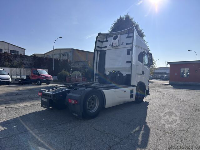 Tractora de carretera estándar Iveco SWAY 530