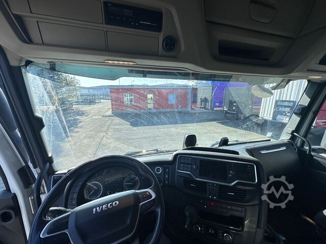 Tractora de carretera estándar Iveco SWAY 530