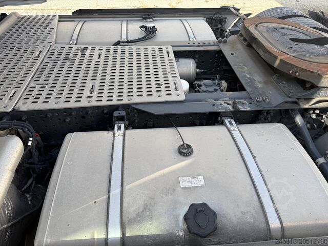 Tractora de carretera estándar Iveco SWAY 530