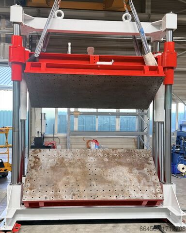 Polyurethane processing machine  Servohydraulischer Formenträger