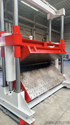 Polyurethane processing machine  Servohydraulischer Formenträger