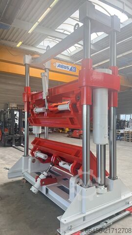 Polyurethane processing machine  Servohydraulischer Formenträger