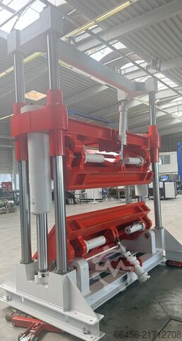 Polyurethane processing machine  Servohydraulischer Formenträger