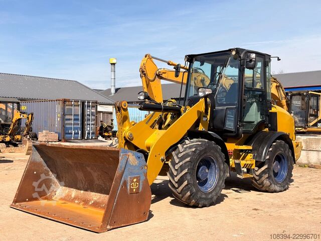 Caterpillar 908M - Snelwisselsysteem / Automatische vetsmering / Palletvorken en bak Caterpillar 908M - Quick Coupler / Automatic Greasing / For...