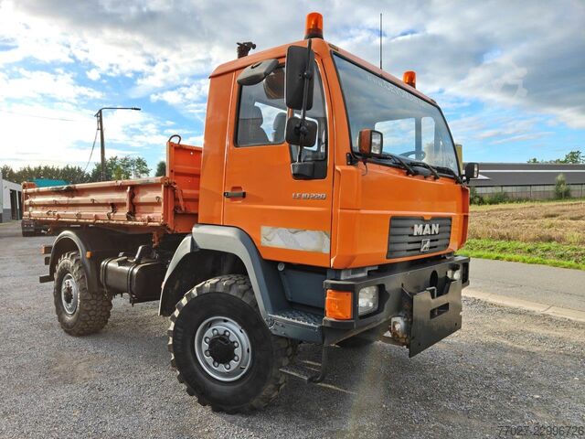  MAN L2000 4x4 10.220 + Army Shelter container