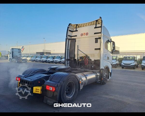 Standardowy ciągnik siodłowy IVECO TRATTORE STRADALE IVECO S - WAY 460 LNG METANO