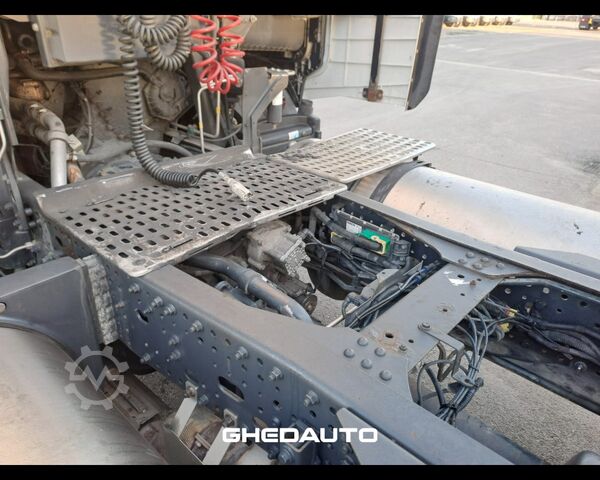 Standardowy ciągnik siodłowy IVECO TRATTORE STRADALE IVECO S - WAY 460 LNG METANO
