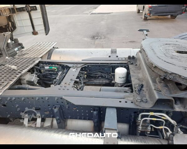 Standardowy ciągnik siodłowy IVECO TRATTORE STRADALE IVECO S - WAY 460 LNG METANO