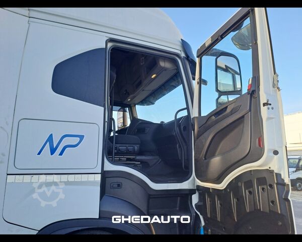 Standardowy ciągnik siodłowy IVECO TRATTORE STRADALE IVECO S - WAY 460 LNG METANO