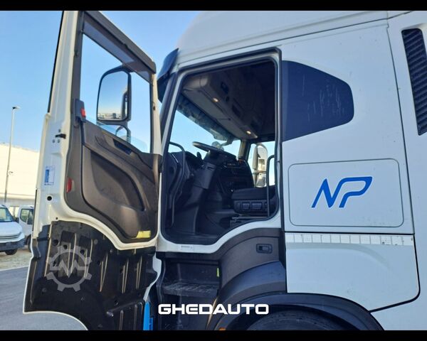 Standardowy ciągnik siodłowy IVECO TRATTORE STRADALE IVECO S - WAY 460 LNG METANO