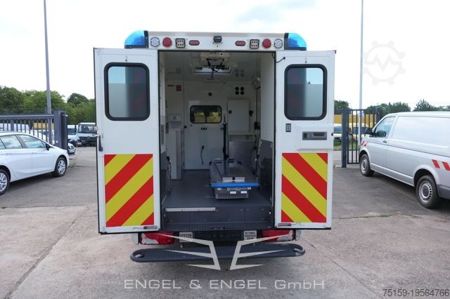 Feuerwehrfahrzeug mercedes-benz 319 Sprinter 6-Zylinder Rettungswagen  Strobel