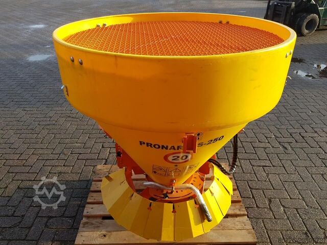 Strooier Pronar PS250M